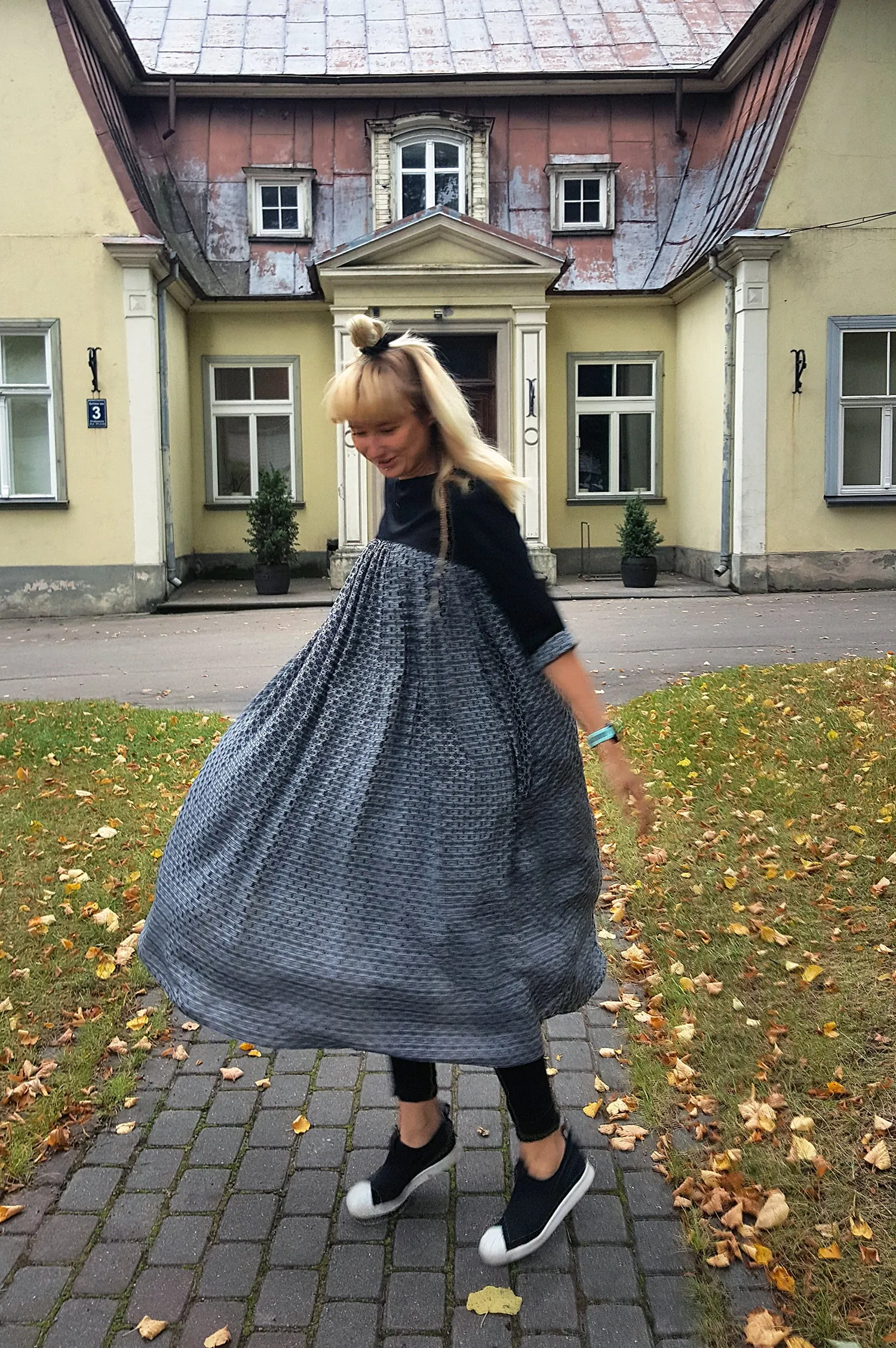 3/4 Sleeve Flowy Black and White Patterned Middle Lenght Dress without a Ruffle