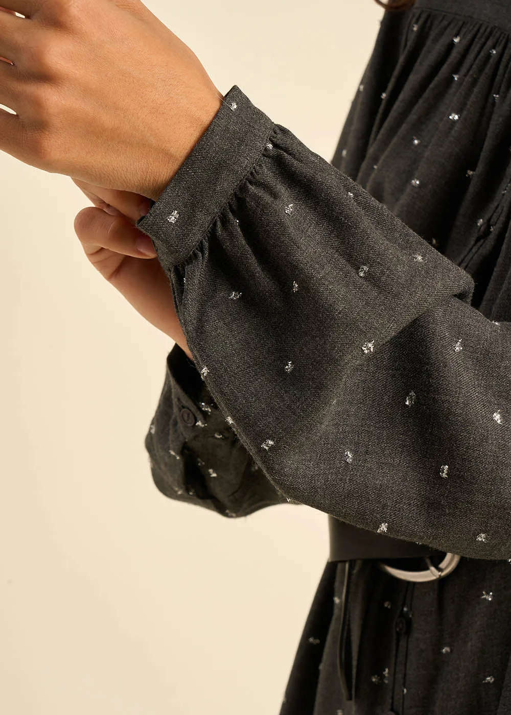 Robe courte boutonnée à manches longues