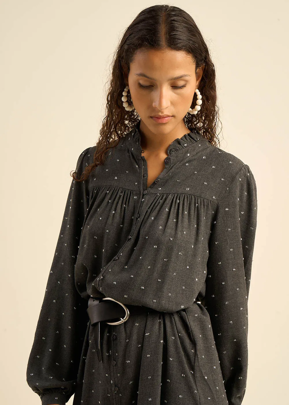 Robe courte boutonnée à manches longues