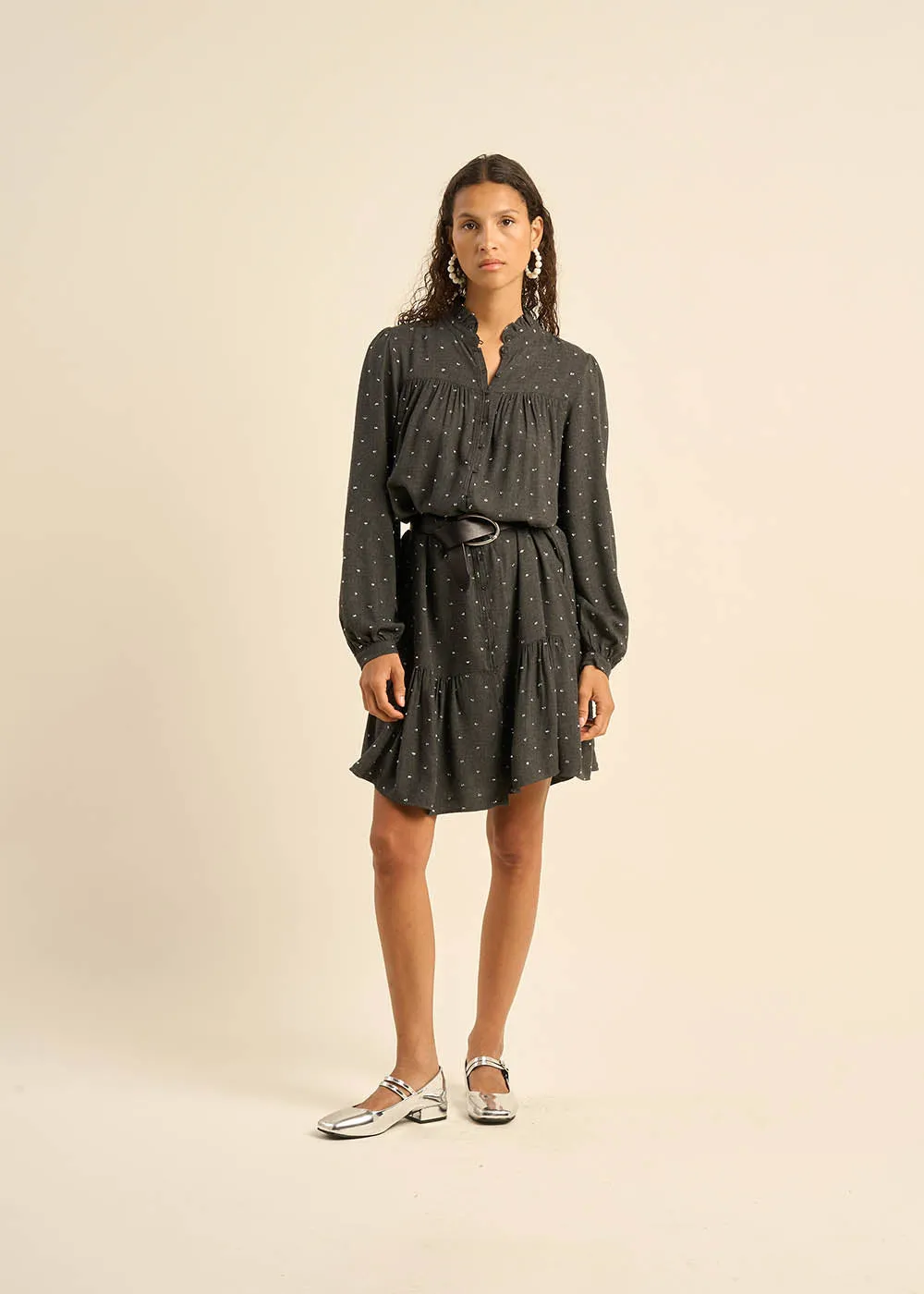 Robe courte boutonnée à manches longues