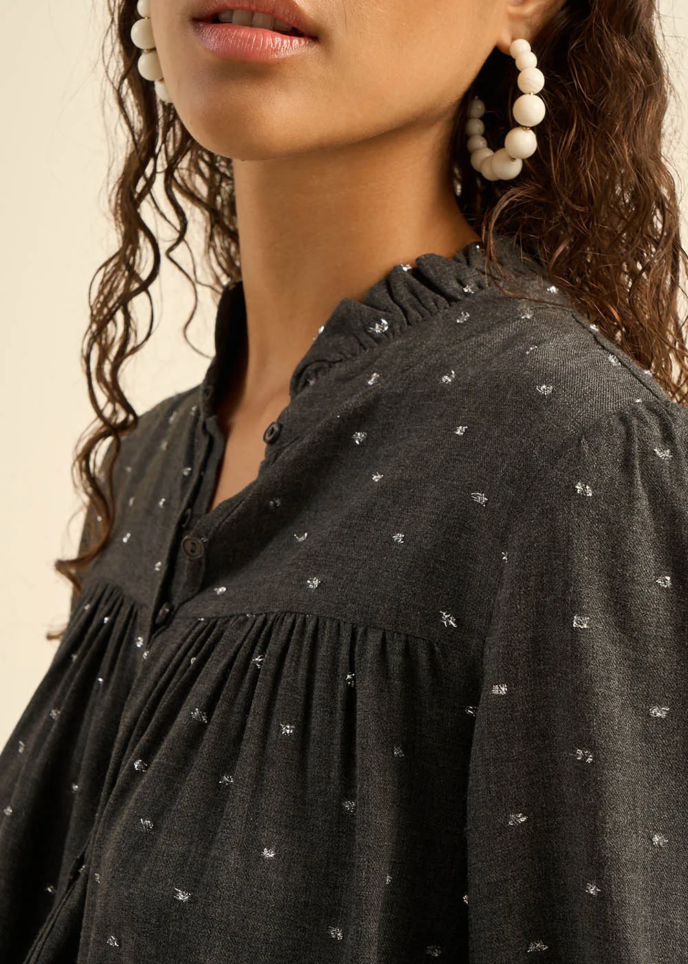 Robe courte boutonnée à manches longues
