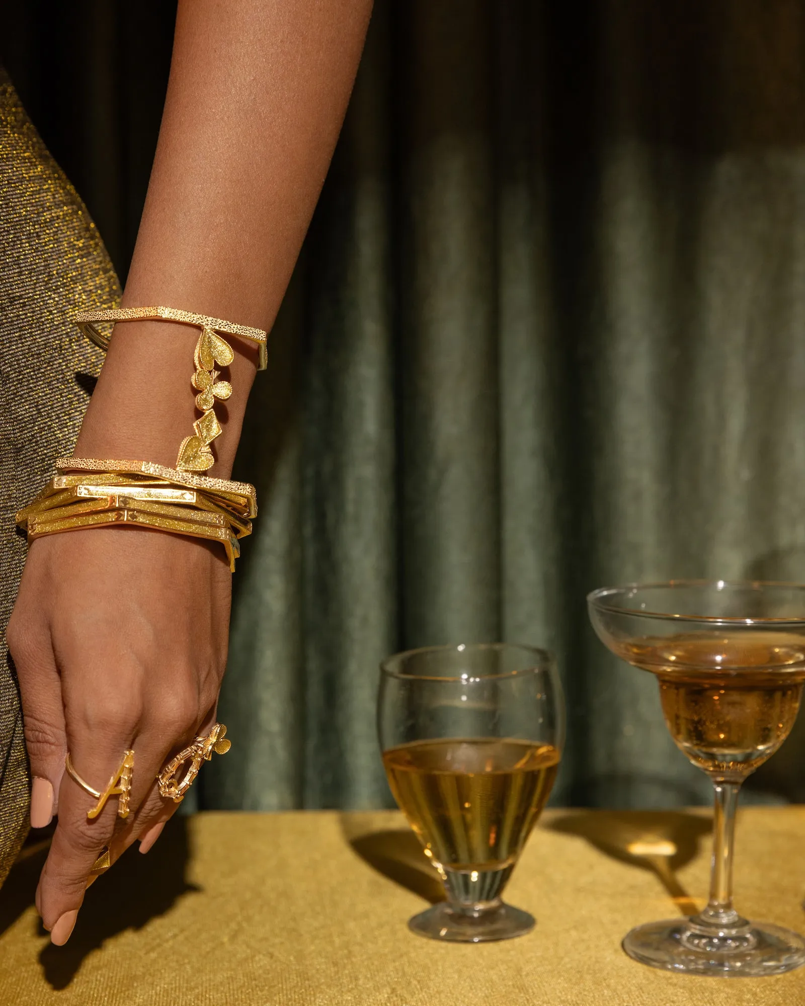 Suits Hand Cuff